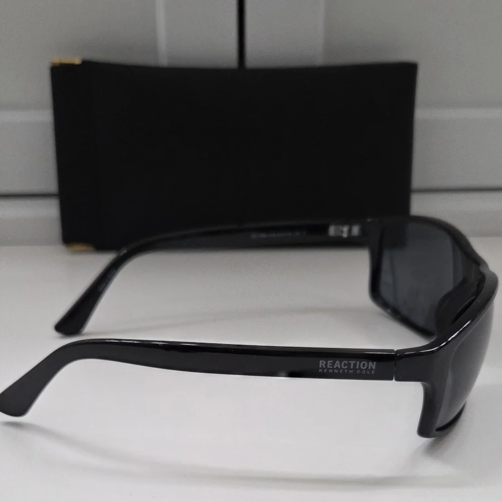 NWT Kenneth Cole Reaction KC1384 Black Wrap Sunglasses Smoke Lens Unisex